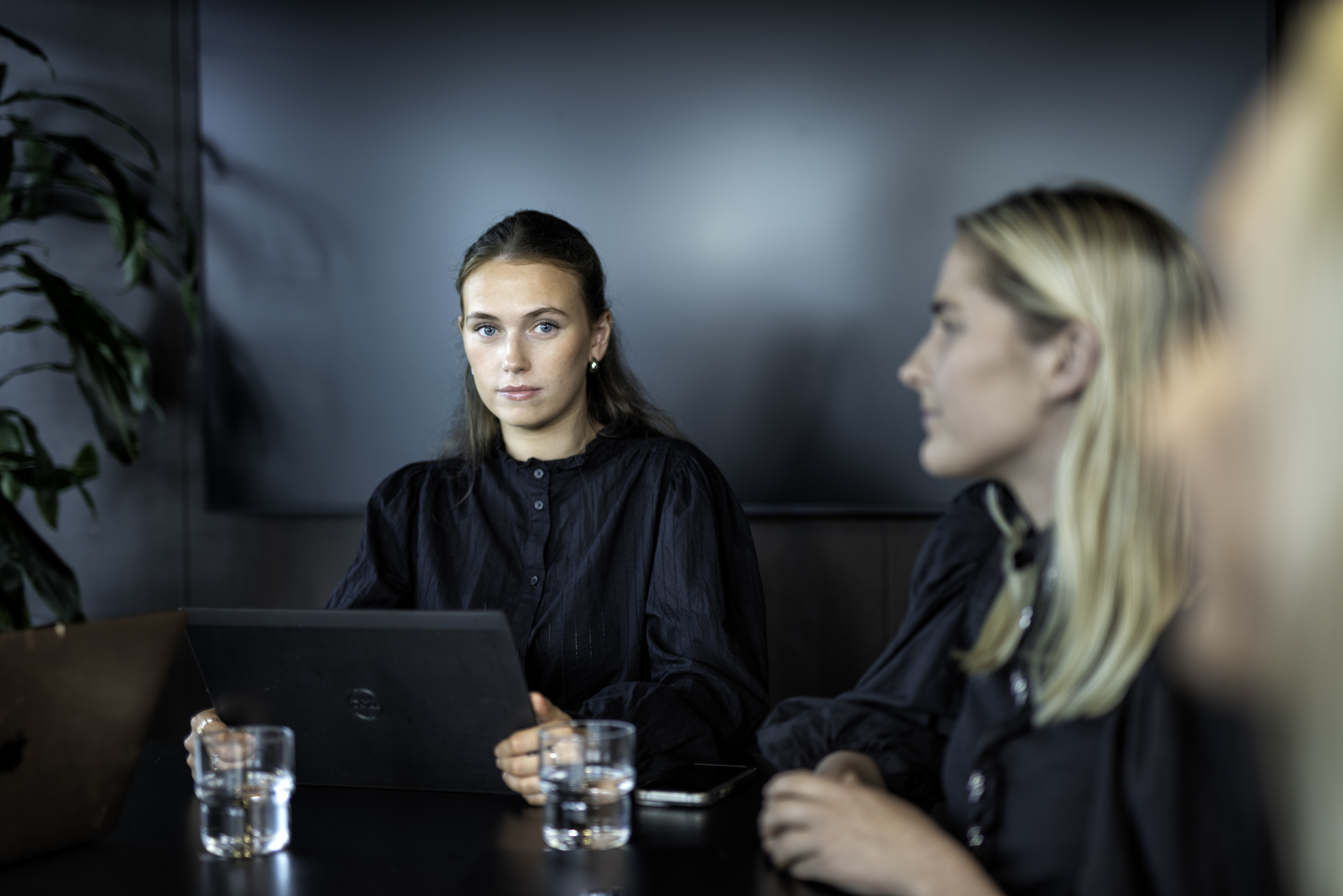 Young employees in a professional meeting about severance agreements and working conditions in the office | NITO