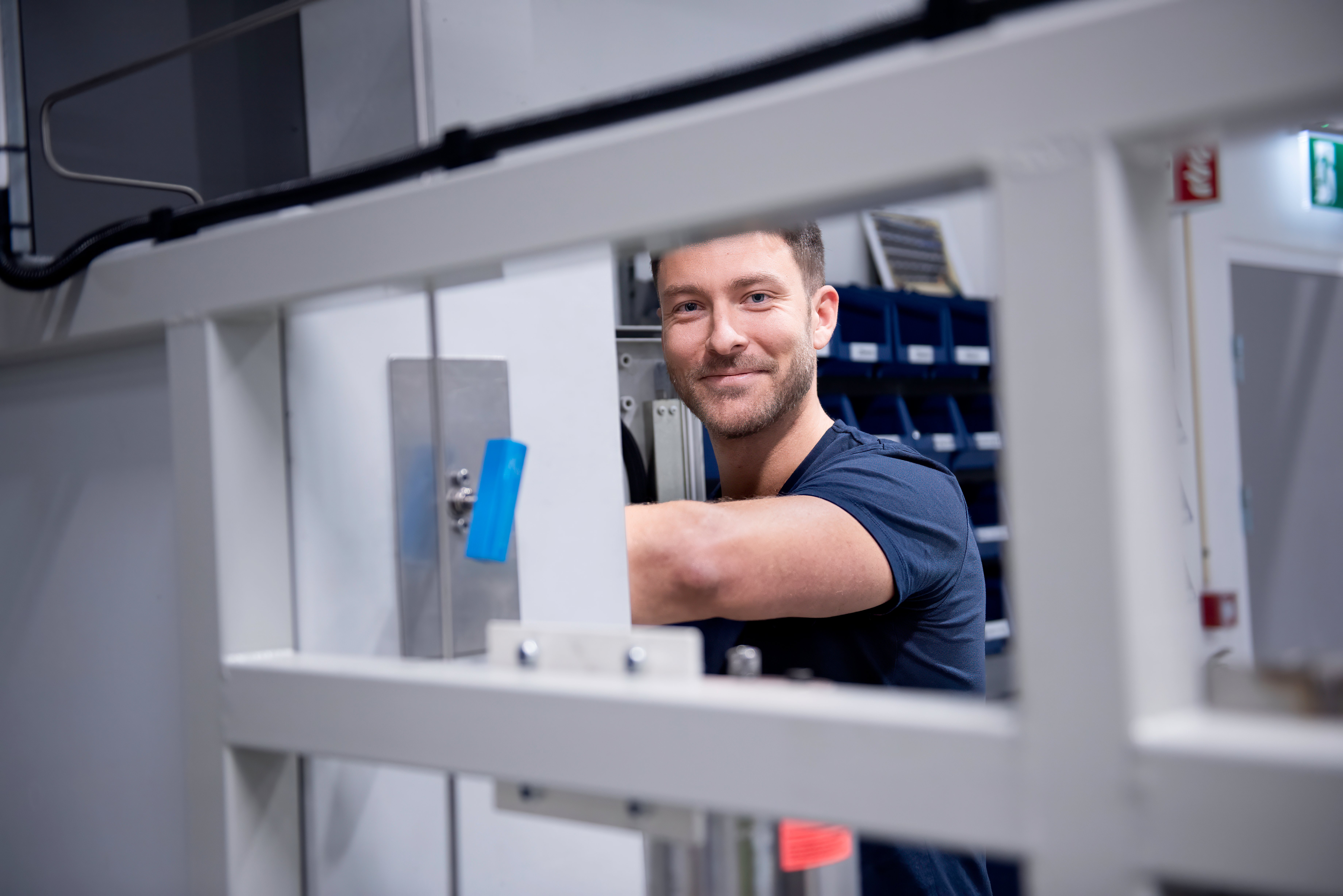 Ung ingeniør på jobb