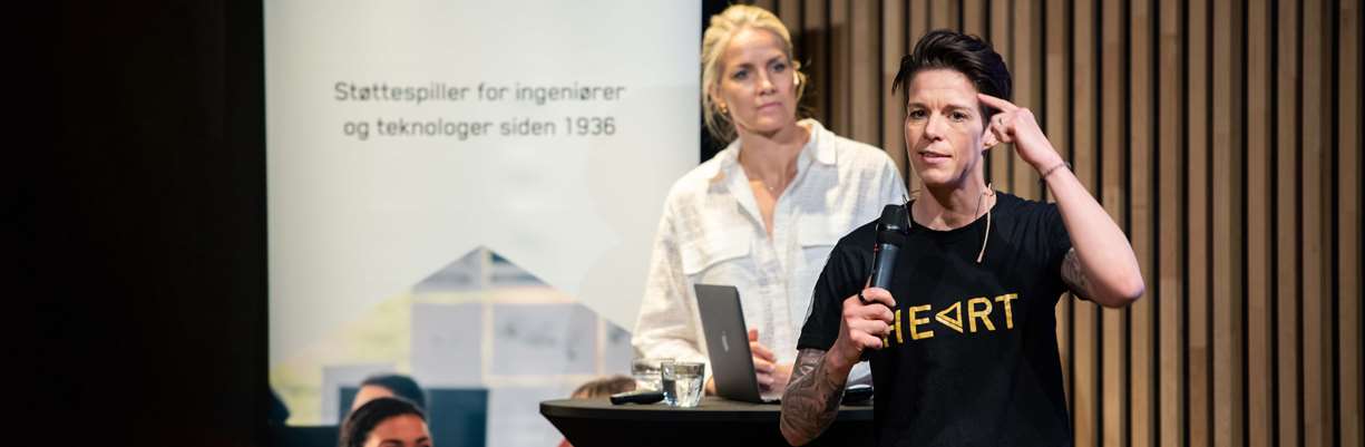 Anja og Gro Hammerseng-Edin på en scene.