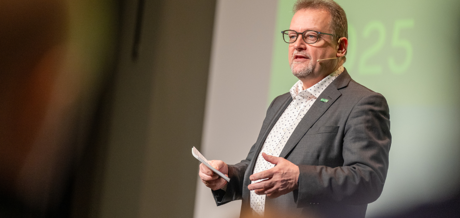 Person på en scene i forbindelse med innlegg på et arrangement.