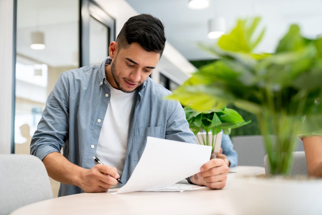 Ung mann signerer kontrakt