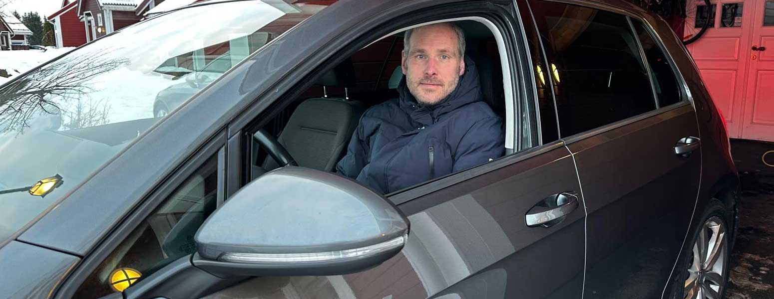 På Myrvold i bilen, ser ut av vinduet