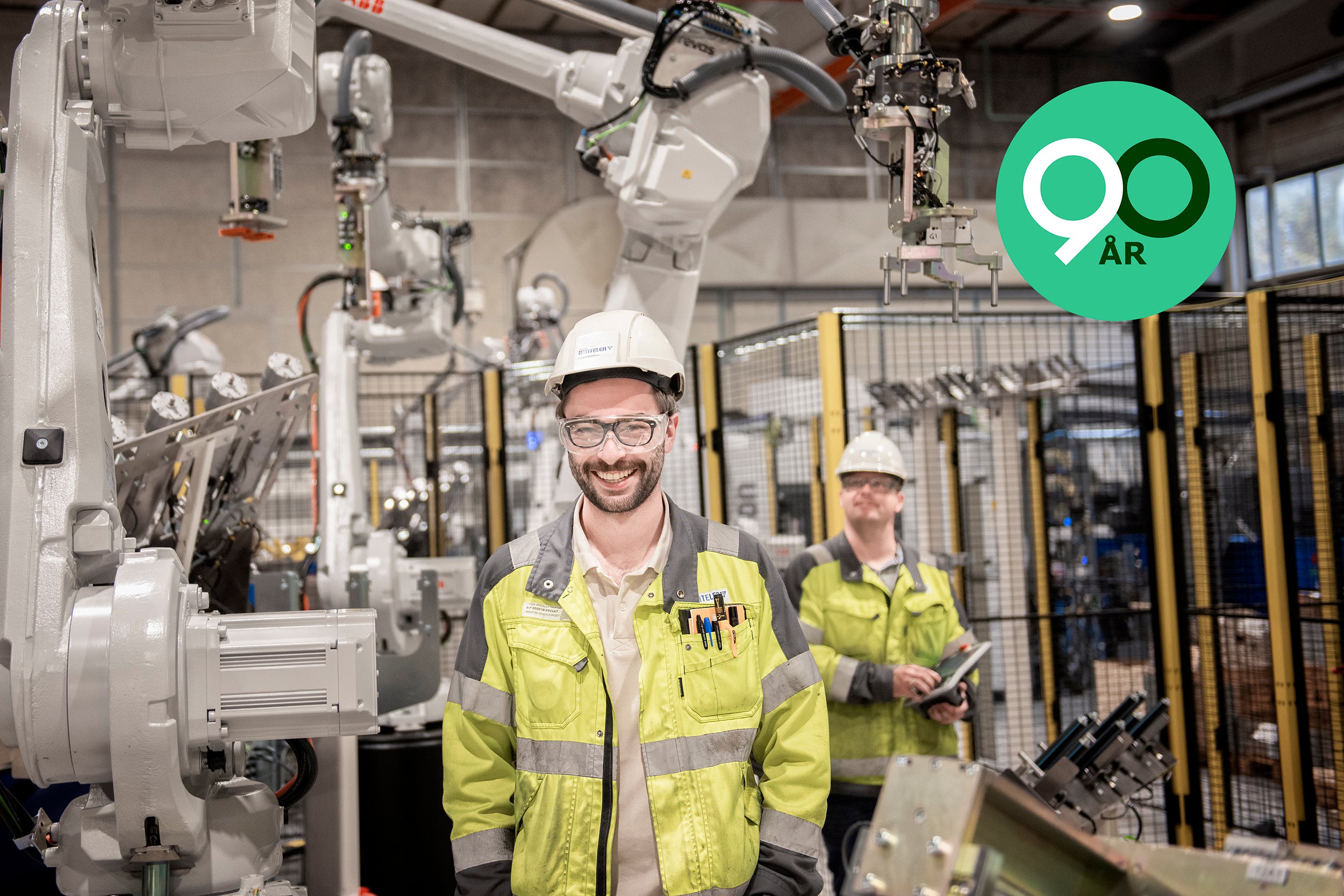 To landmålere står ute på en ås og undersøker terrenget