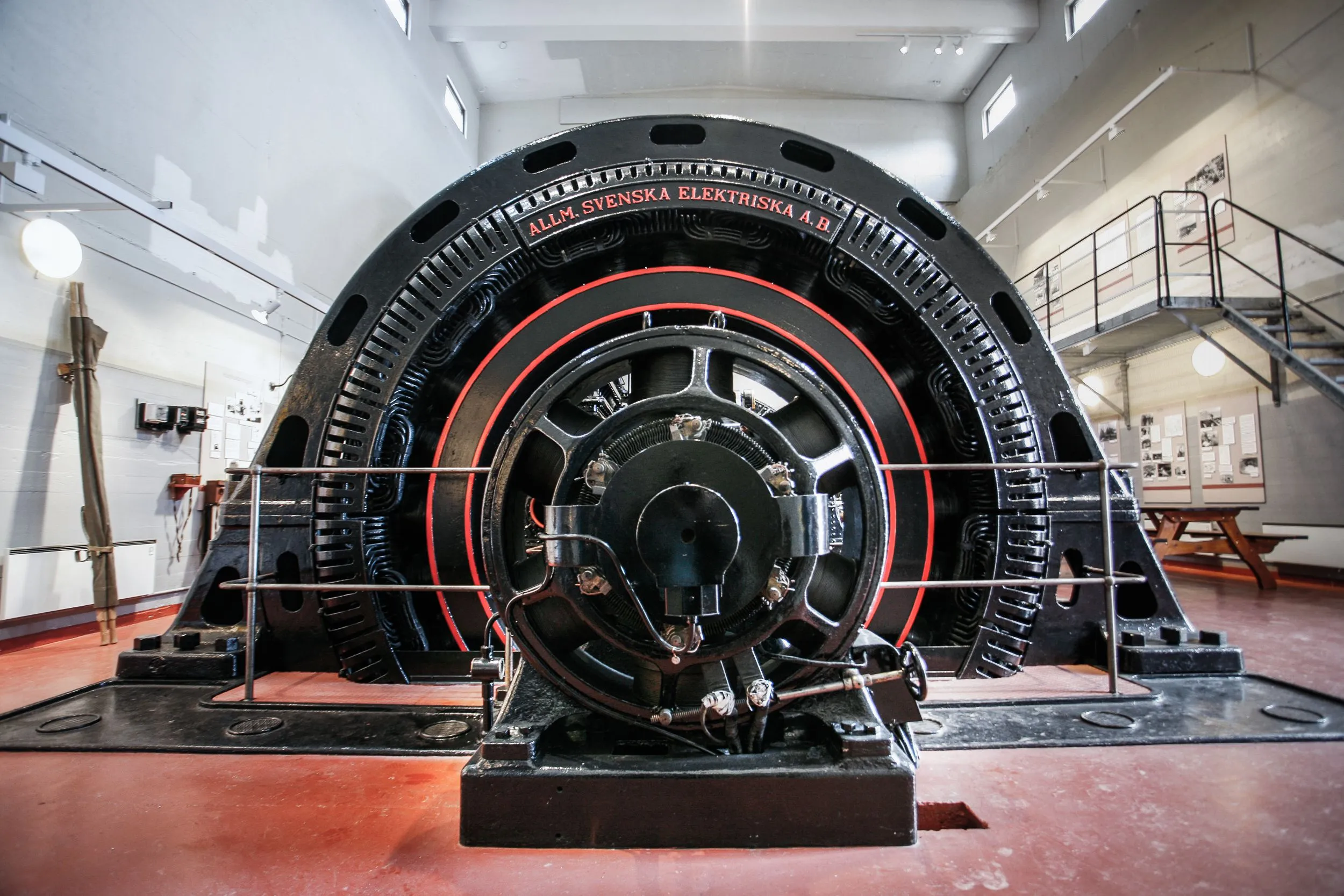 Historisk generator, vekselstrømsgenerator, i Helleren kraftverksmuseum.