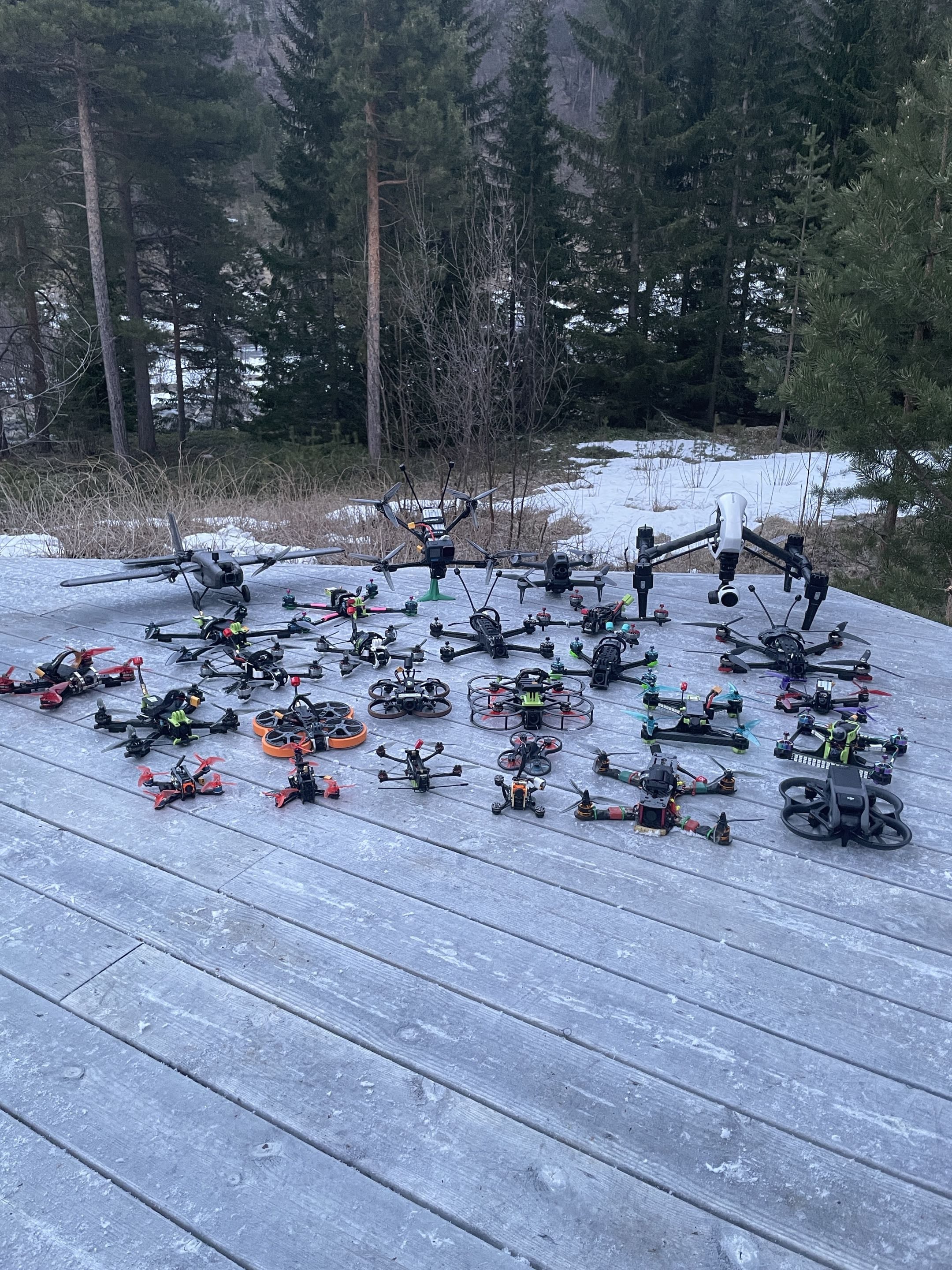 Bilde av mange droner