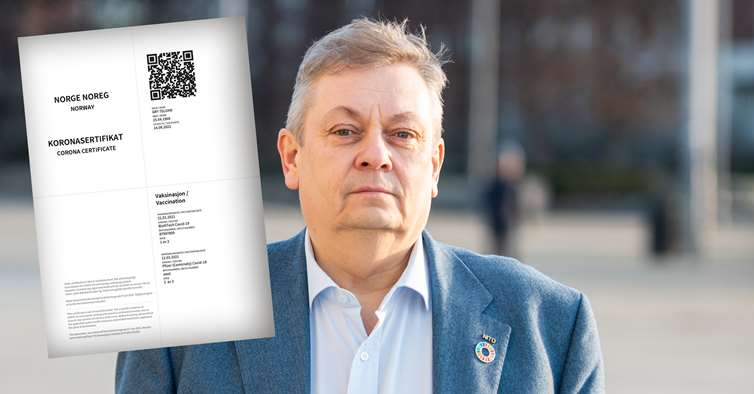 NITO-president Trond Markussen og koronasertifikatet.