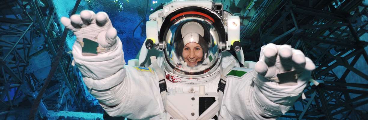 ESAs italienske astronaut Samantha Christoforetti under trening i kjempebassenget til NASA