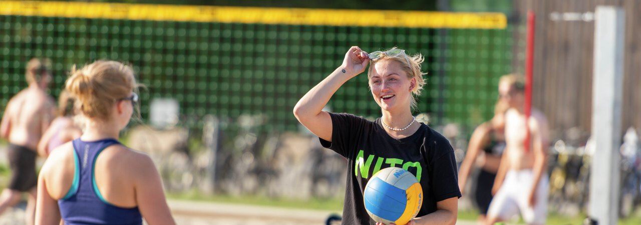 To jenter som spiller volleyball Foto:  Bjarne Krogstad / NITO