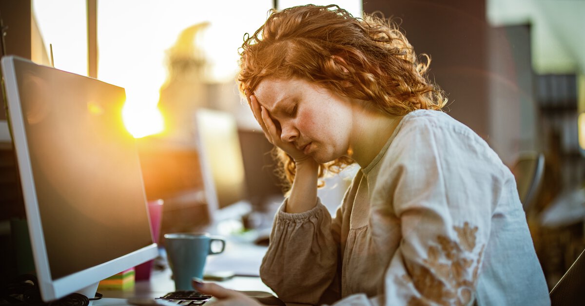 Stressed lady in front of a PC