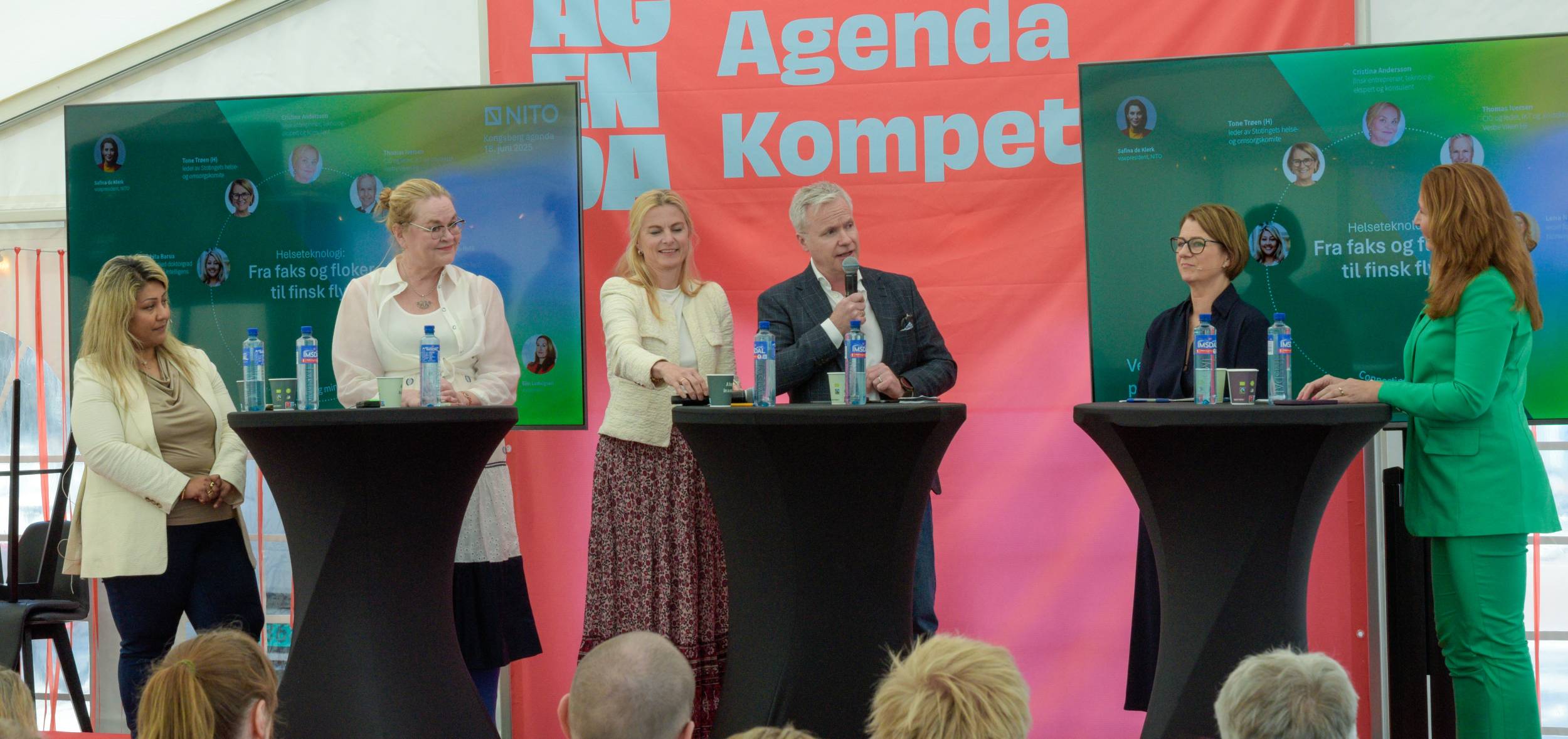 Personer som deltar i en paneldebatt på Kongsberg Agenda 