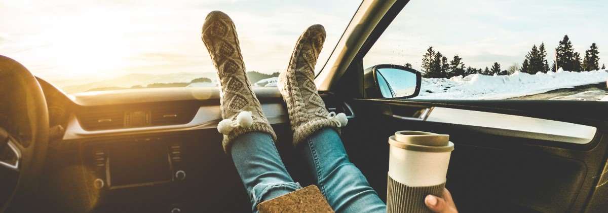 Person i bil med kaffe.  Foto:Shutterstock