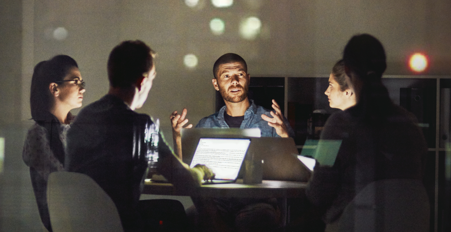 En gruppe personer som sitter i et møterom