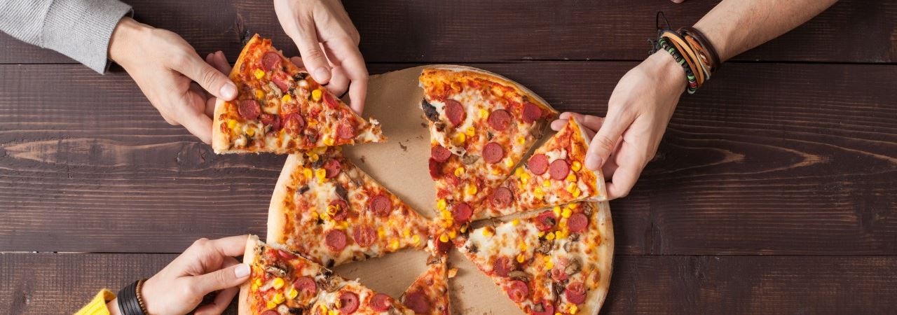 Hender som tar pizzabiter Foto: Getty Images
