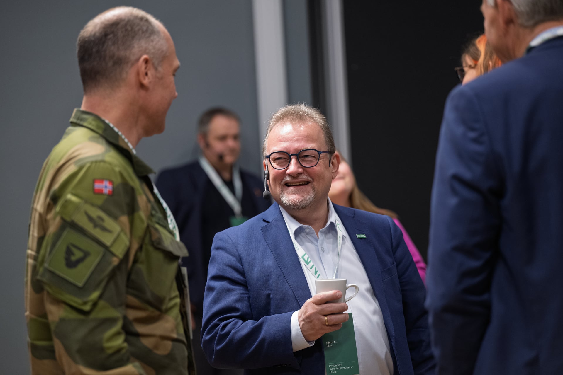 Mann med briller iført skjorte og dress