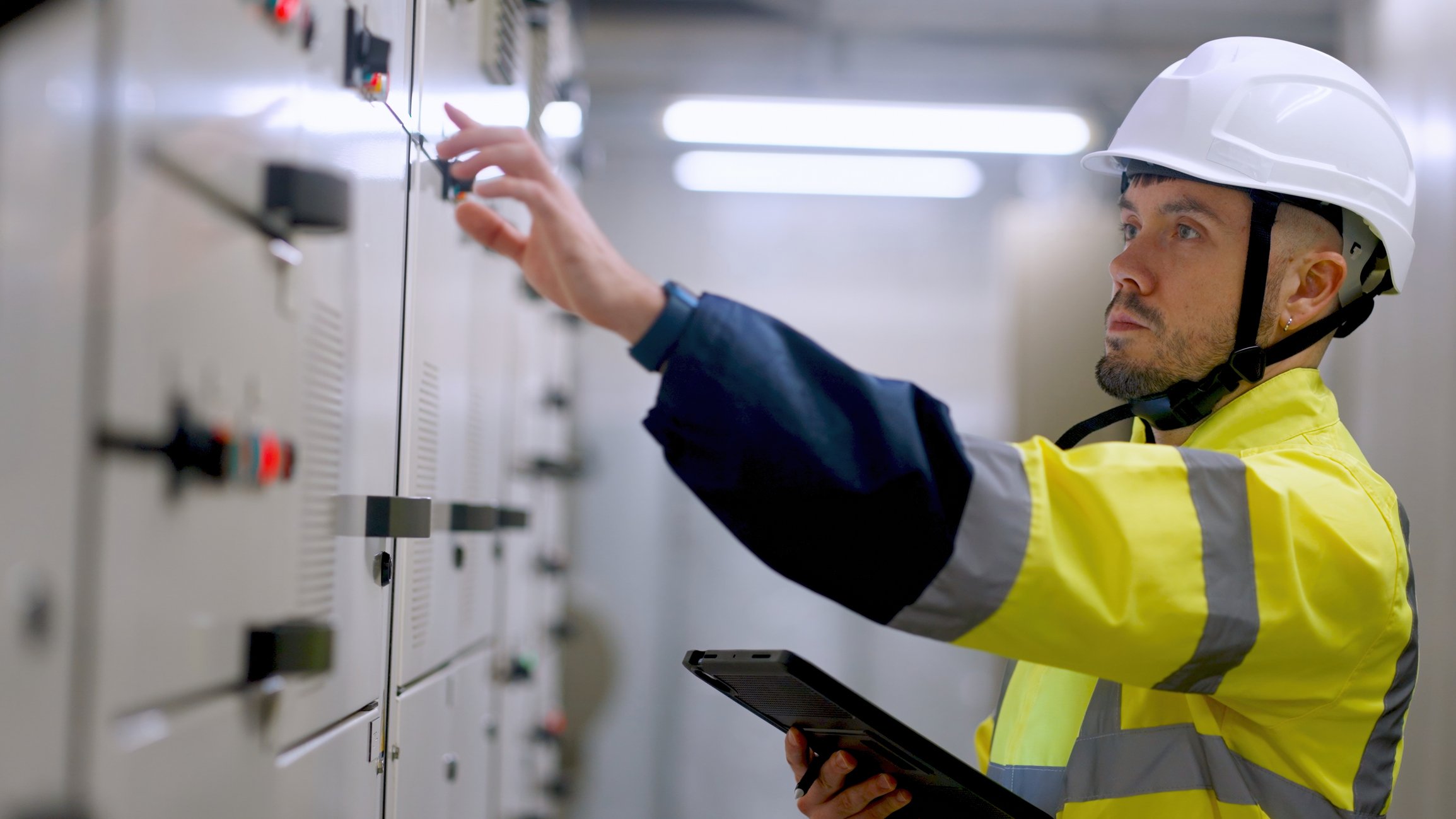 Elektroingeniør kontrollerer systemer