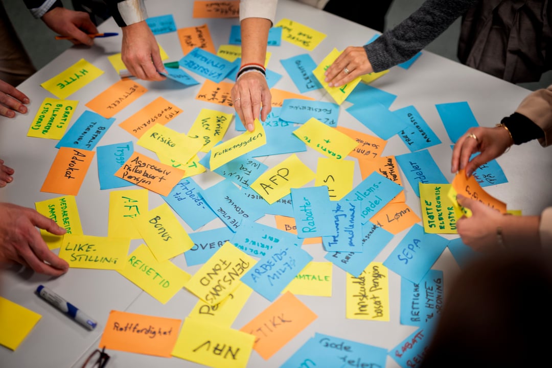Post-it lapper i ulike farger med temaer NITO jobber med. FOTO: Luca Kleve-Ruud