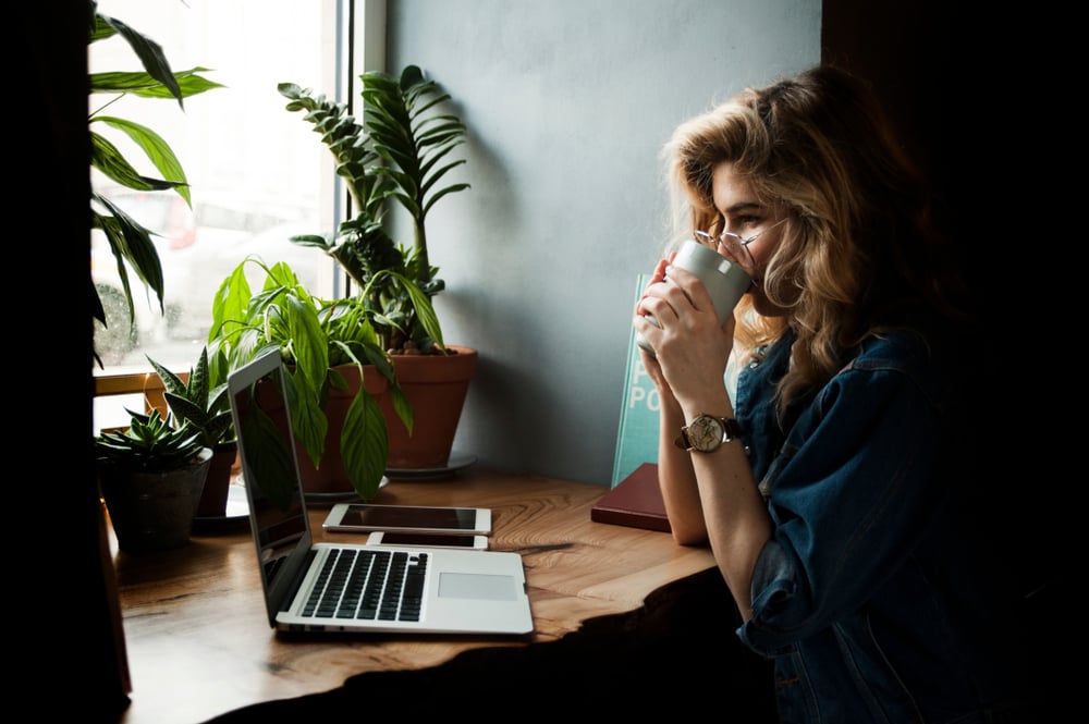 Student søker jobb, sitter med pc og drikker kaffe