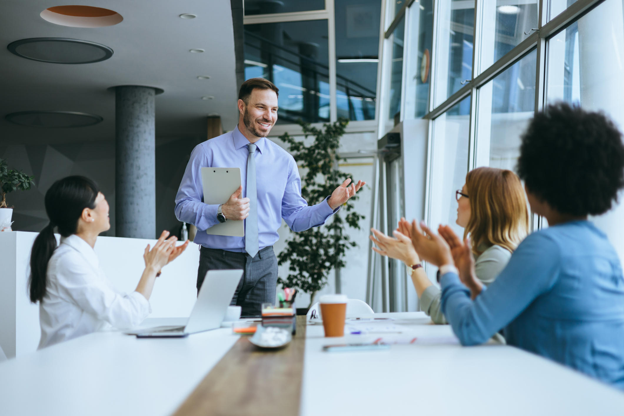 En gruppe ansatte som applauderer sin leder