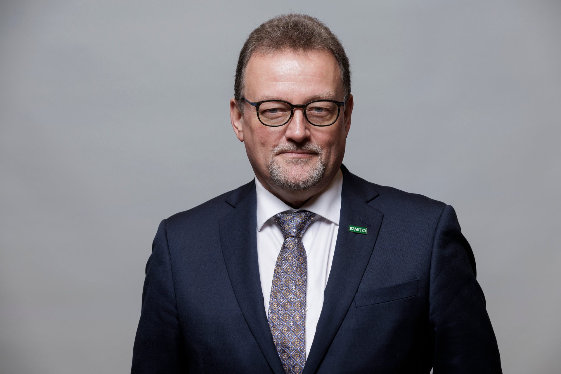 Portrettfoto av NITO-president Kjetil Lein i dress og med briller