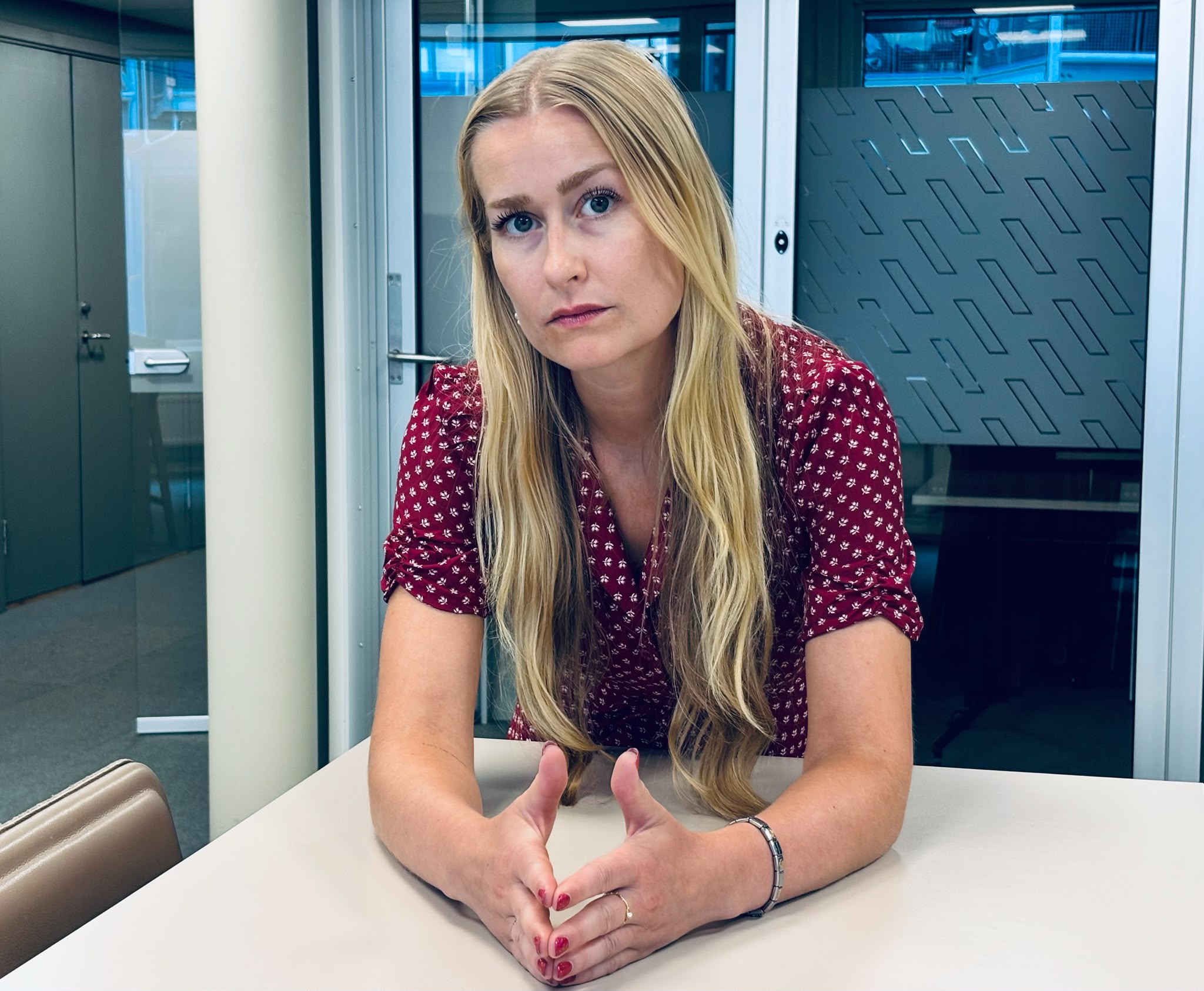 Inger Lise Sparboe Mørch lener seg fremover på et bord med hender sammen på bordet