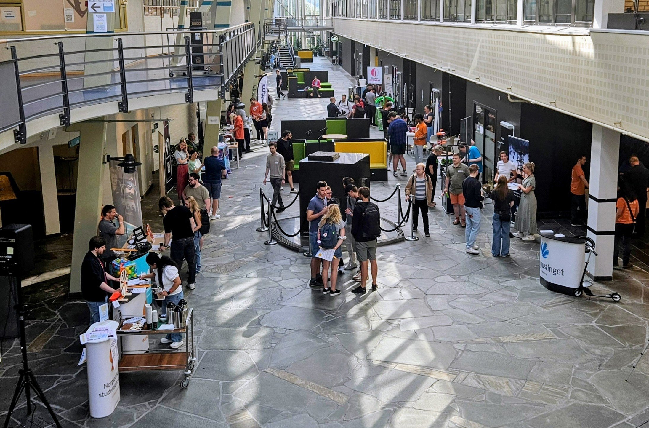 Mange folk på stand i Glassgata ved UiT Narvik