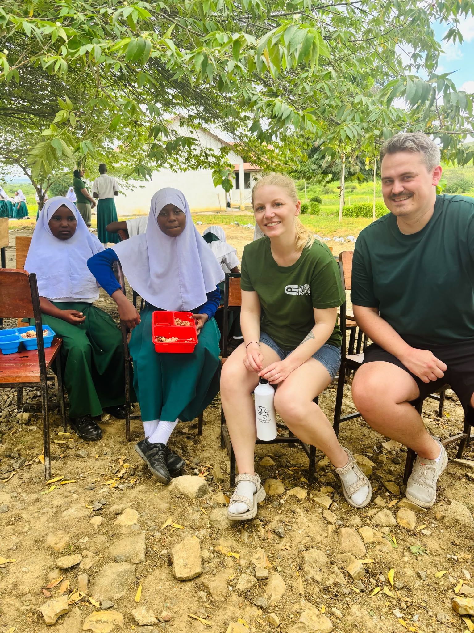 Tonje Jacobsen og Sondre Karlsen med skolebarn