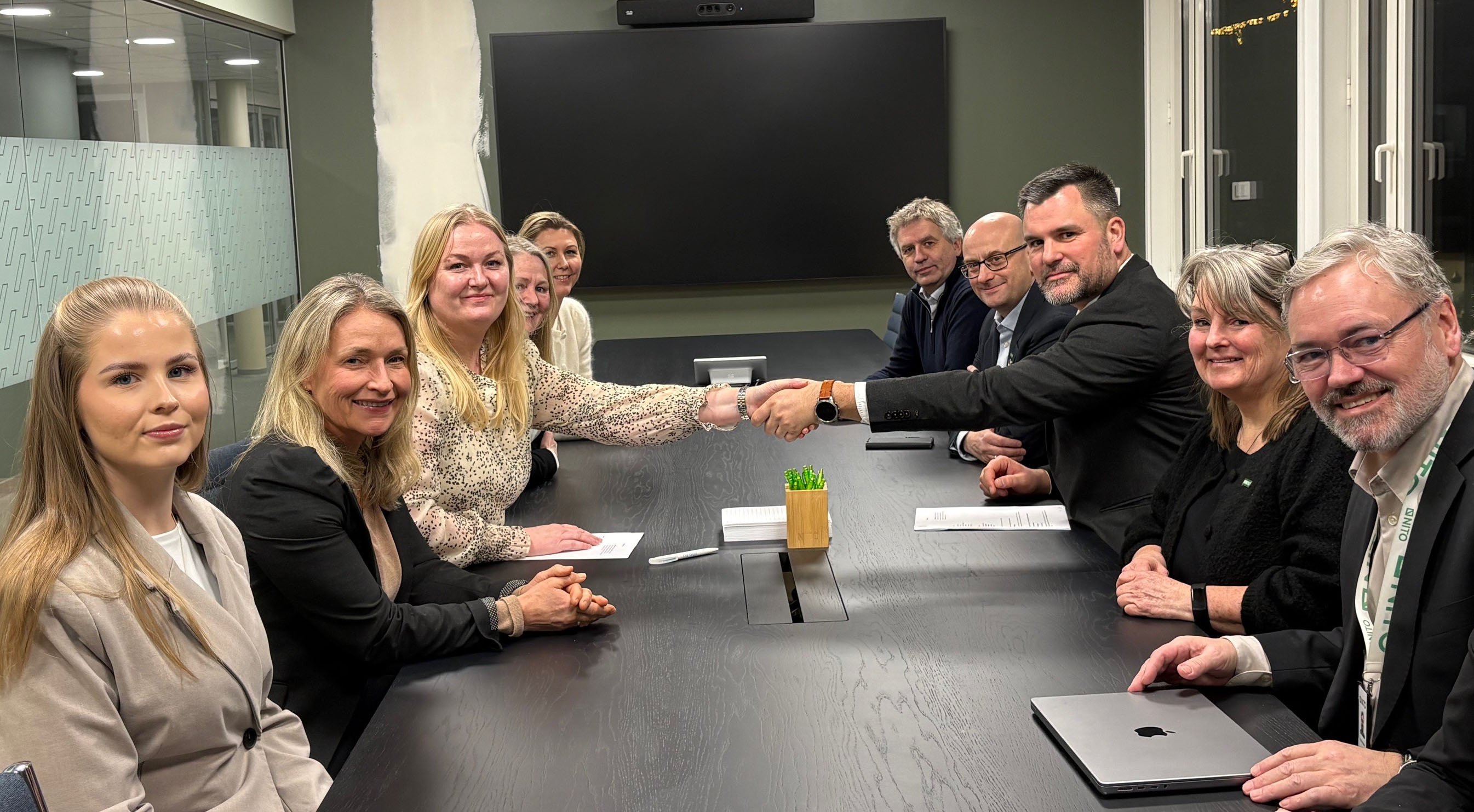 Fra signering av protokollen fra forhandlingene. Delegasjonen fra NHO til venstre og NITO til høyre
