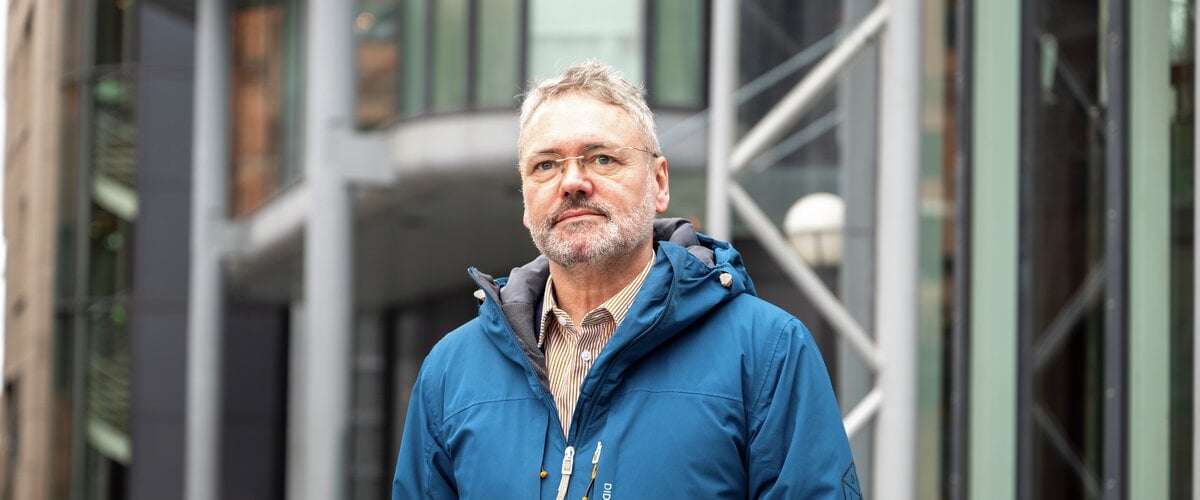 Knut Aarbakke ute med blå jakke
