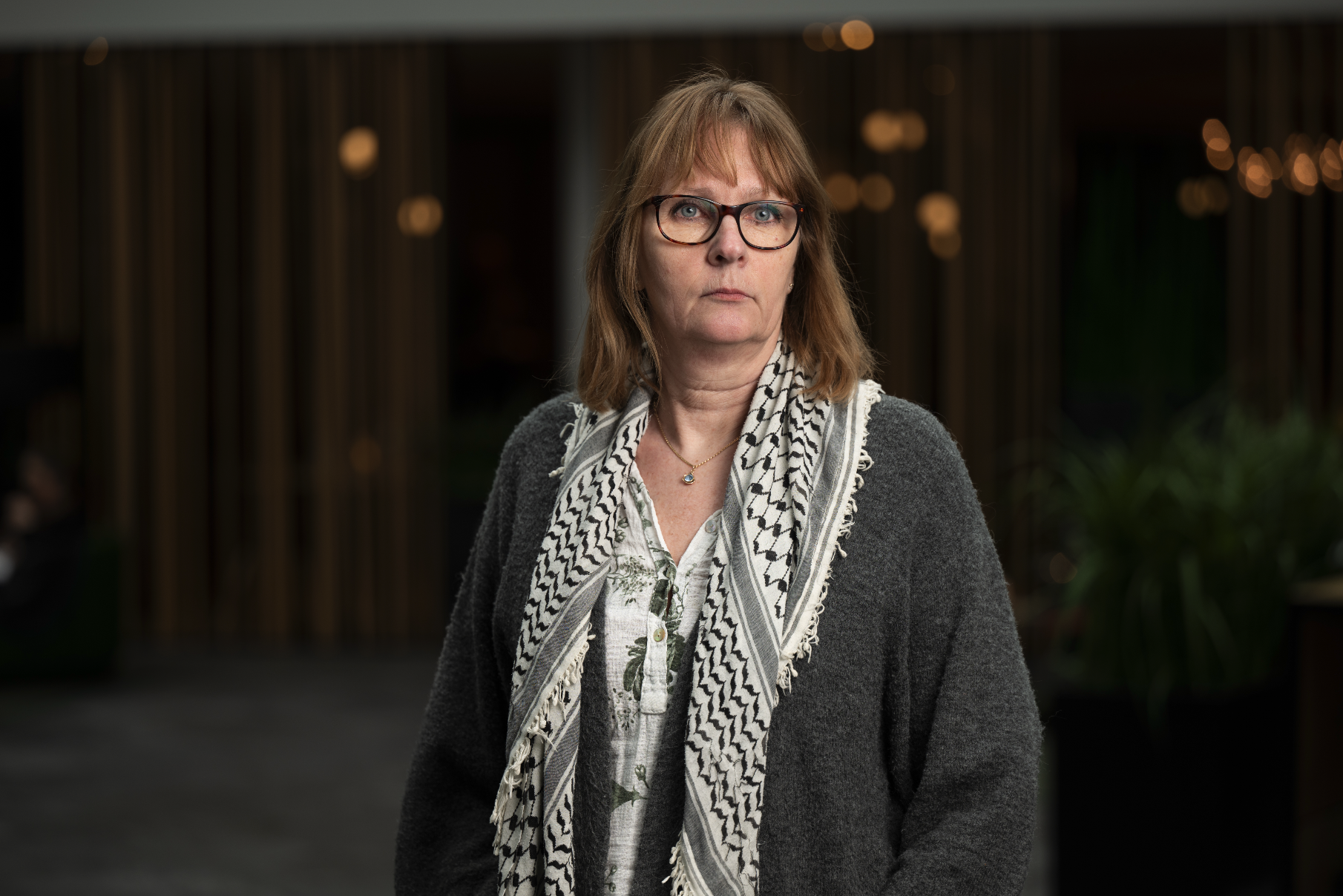 Bildet viser en kvinne med skjerf og brunt halvlangt hår