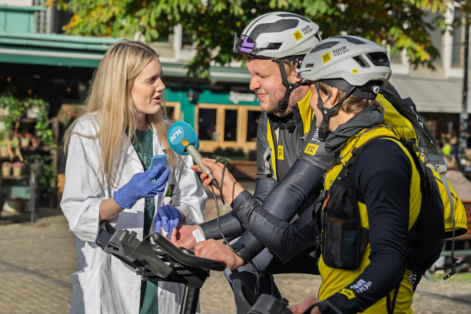Bioingeniør Ingvild Eide tar stikkprøver og sjekker laktatnivået på syklistene til NRK P3.