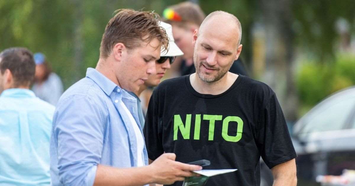 NITO-advokat Andreas Moen i samtale med studenter på NTNU