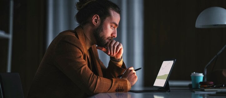 Ung mann jobber overtid