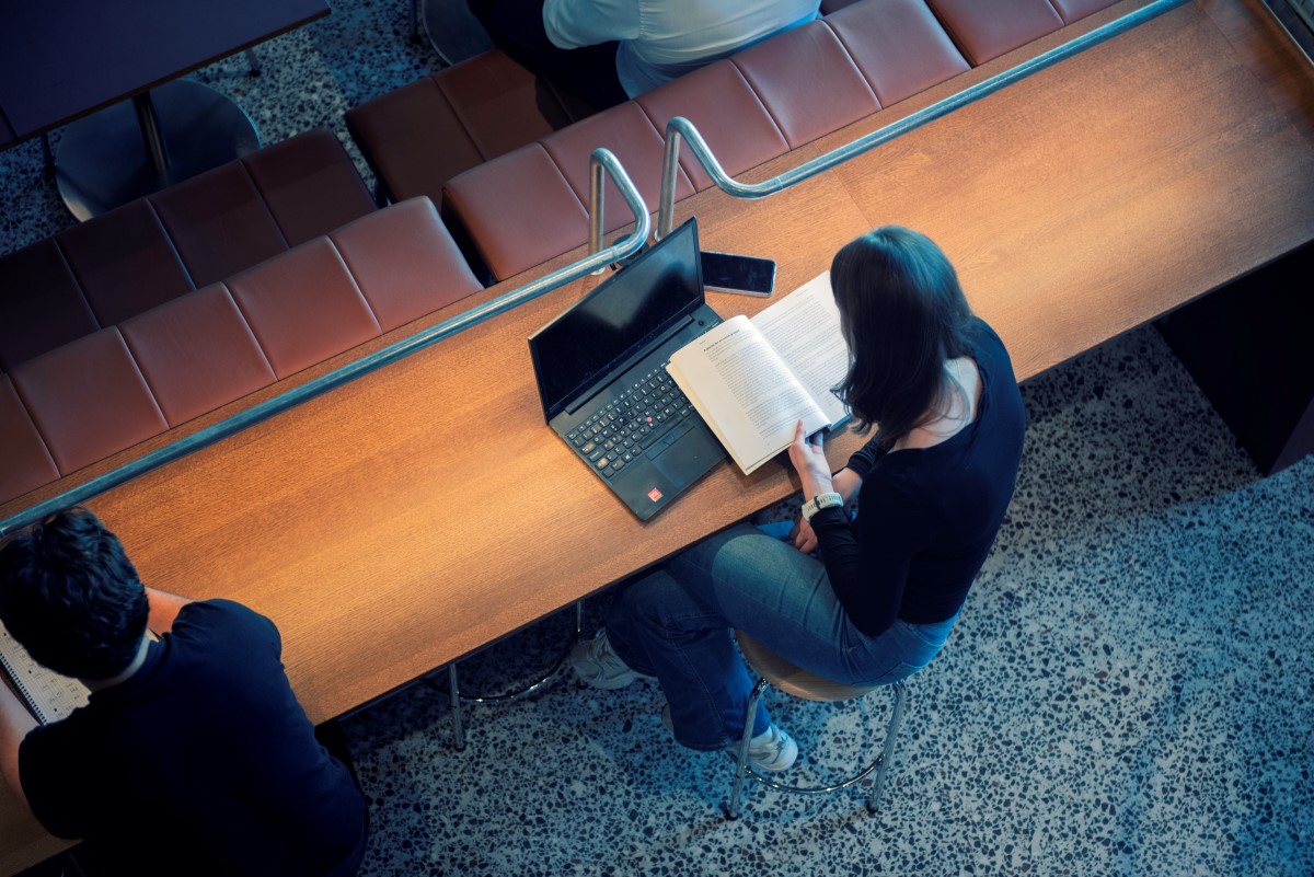 A young female student is sitting in a reading room. Luca Kleve-Ruud