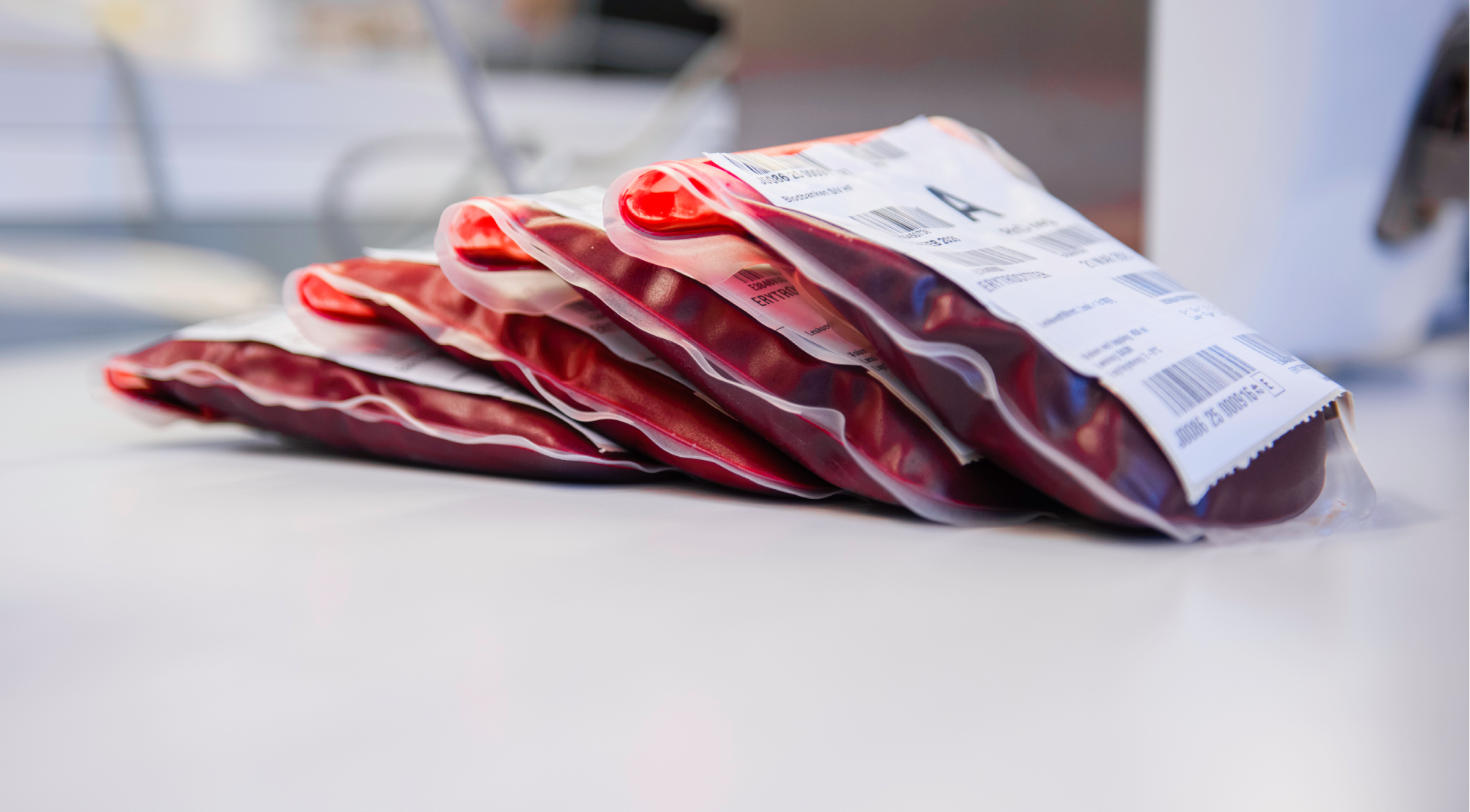 Bildet viser fire poser med tappet blod som ligger på et bord.  