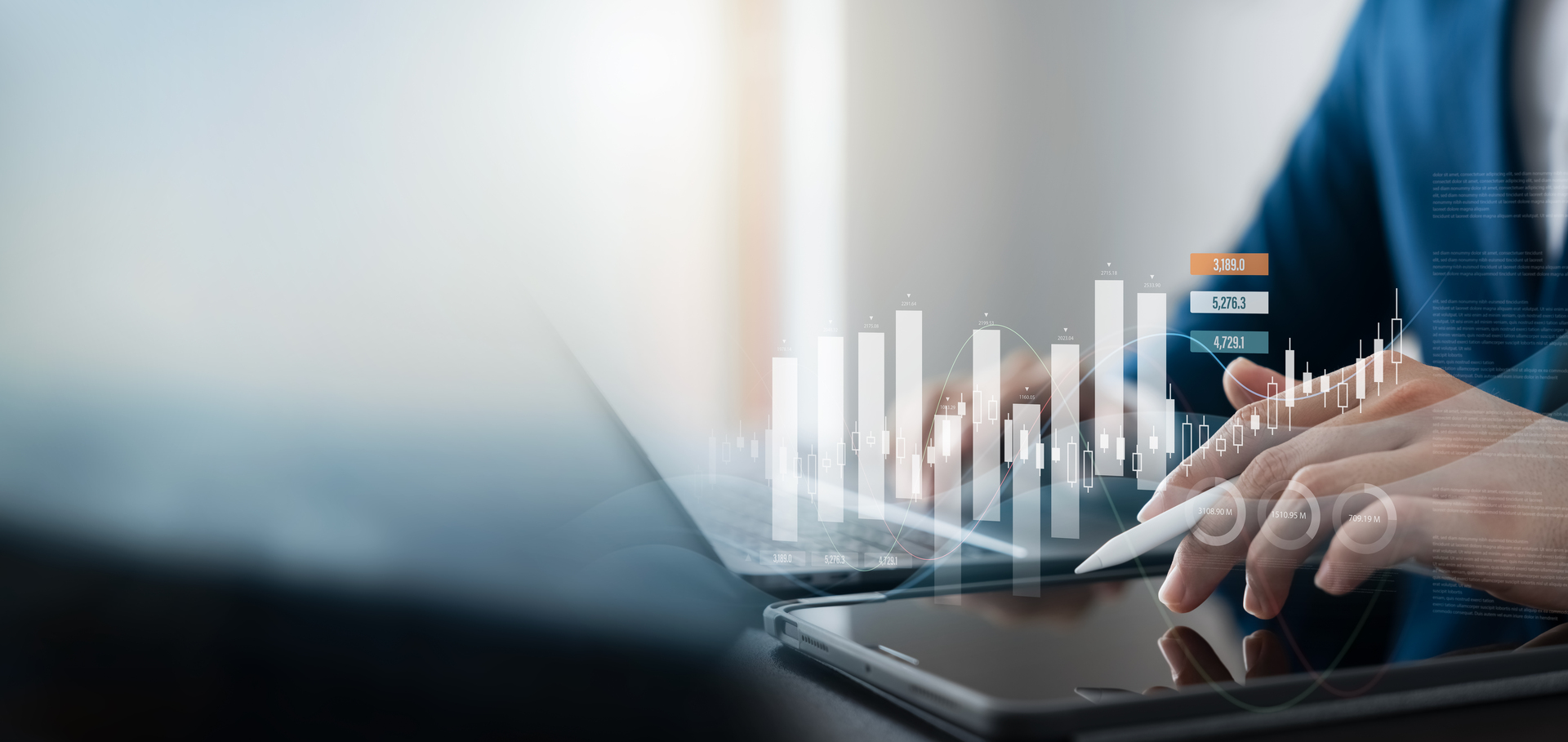 Forretningskvinne som jobber med lønnsstatistikk, tall og grafer for å sammenligne lønn.