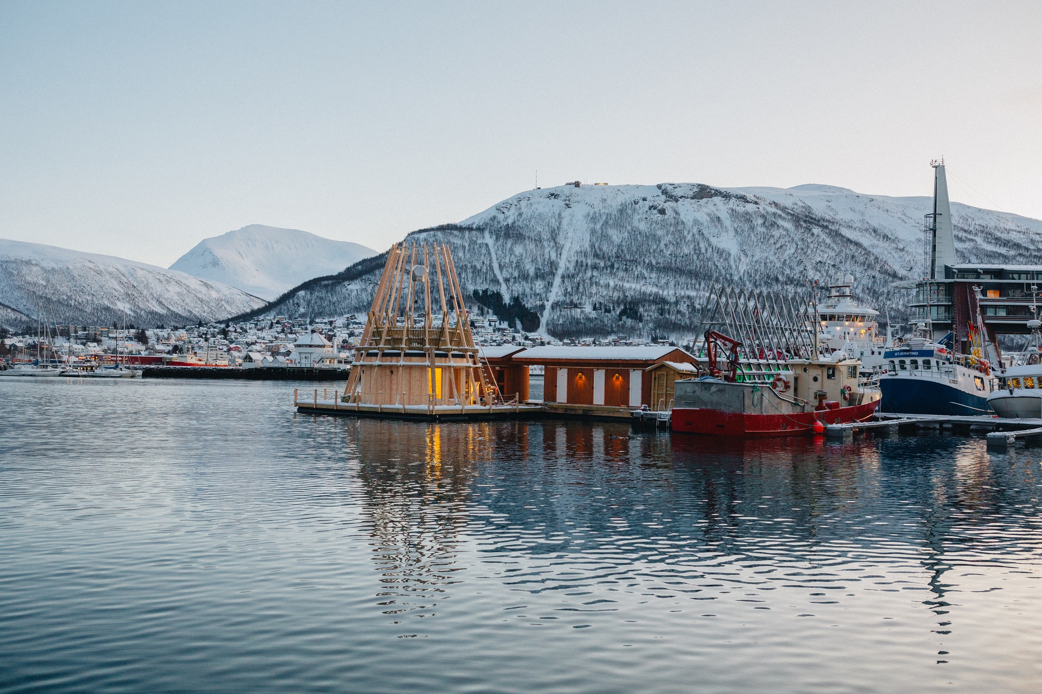 flytende badstu med fjell i bakgrunnen