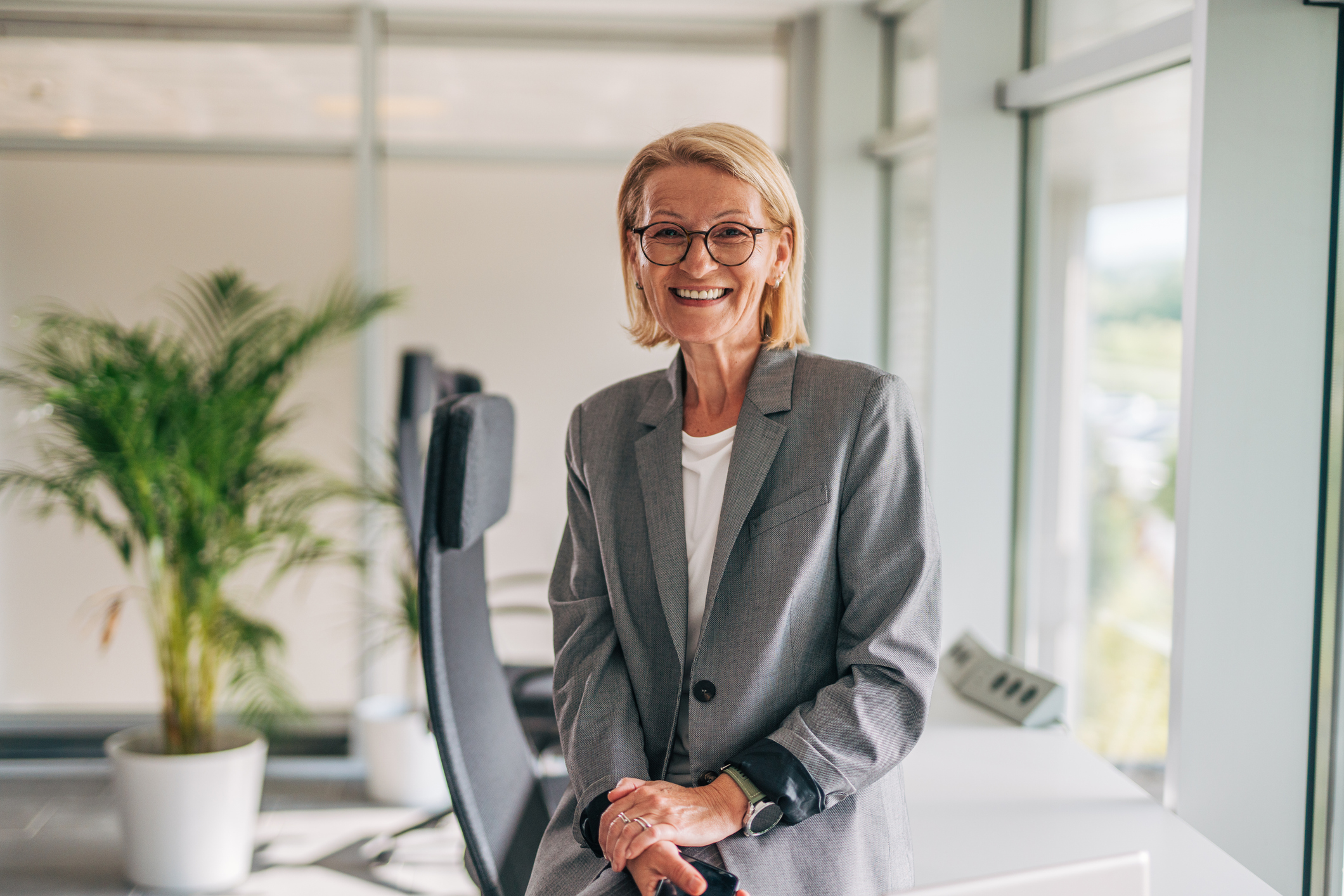 En kvinnelig leder som smiler.