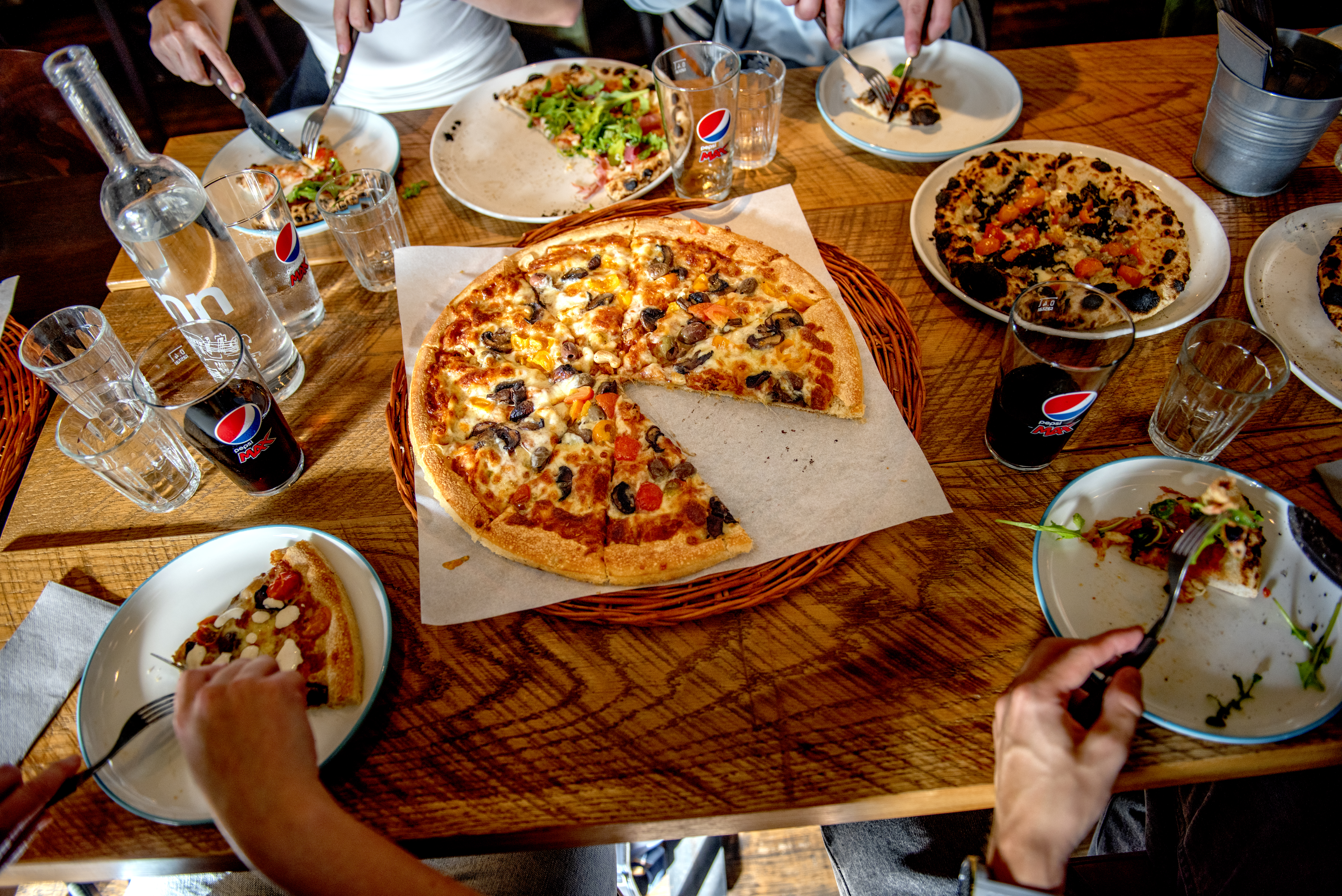 Bilde av bord på restaurant med pizza