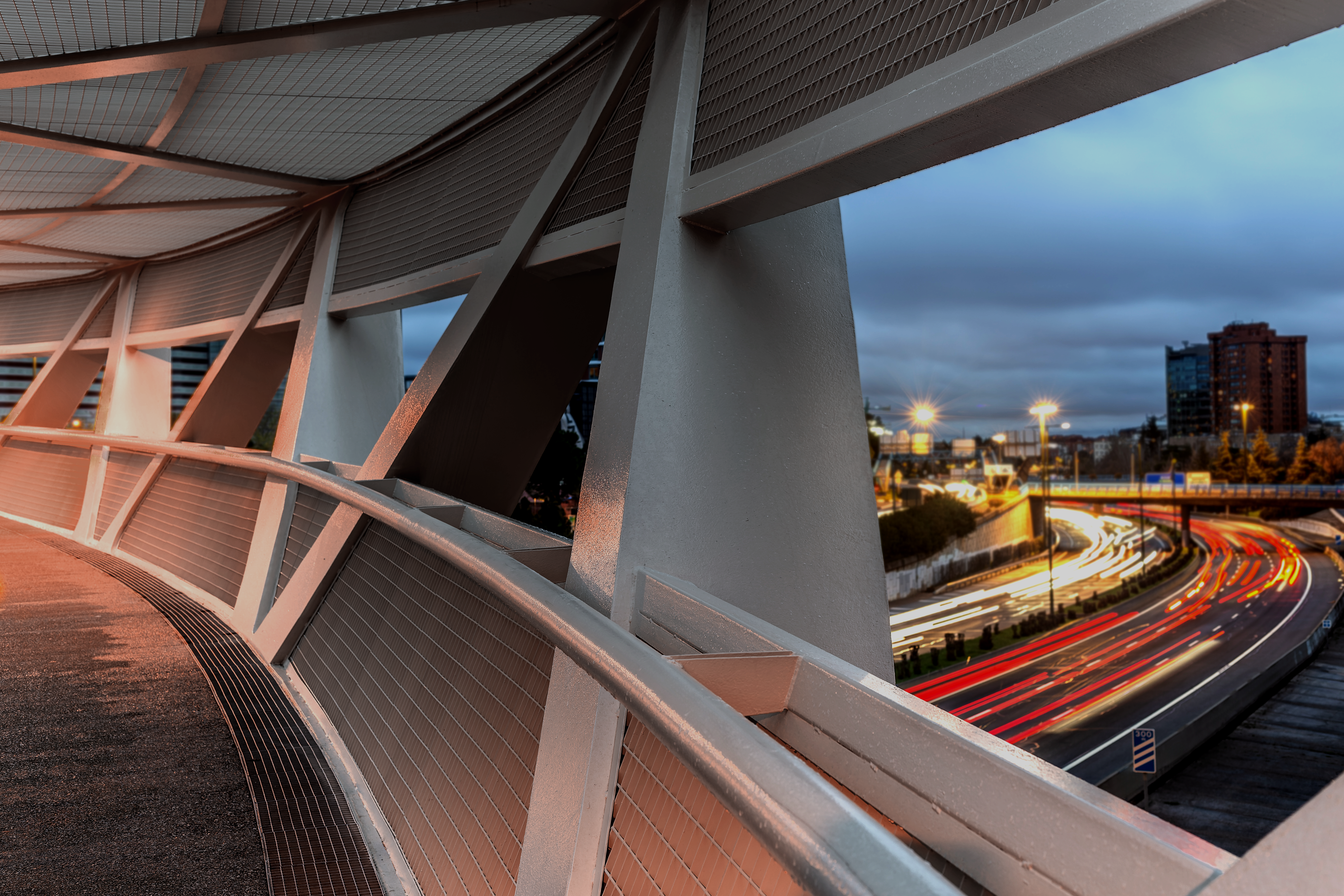 Utsikt fra betongbygning ut mot en vei