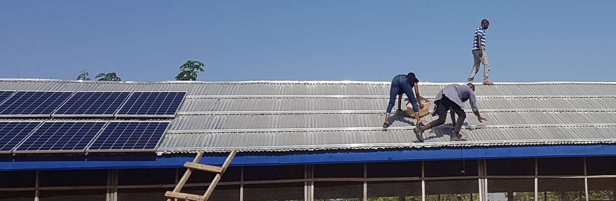 På Trax-Kavli Scholarship Farm ble det av tidligere Master med mening-studenter bygget blant annet solceller på taket.