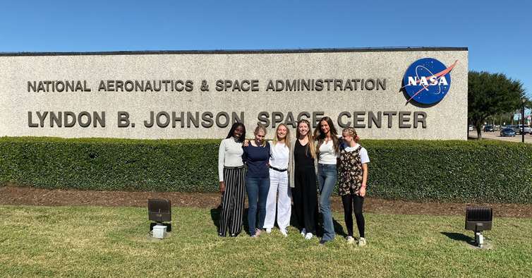 Vinnerne fra 2019 utenfor NASA i Houston. 