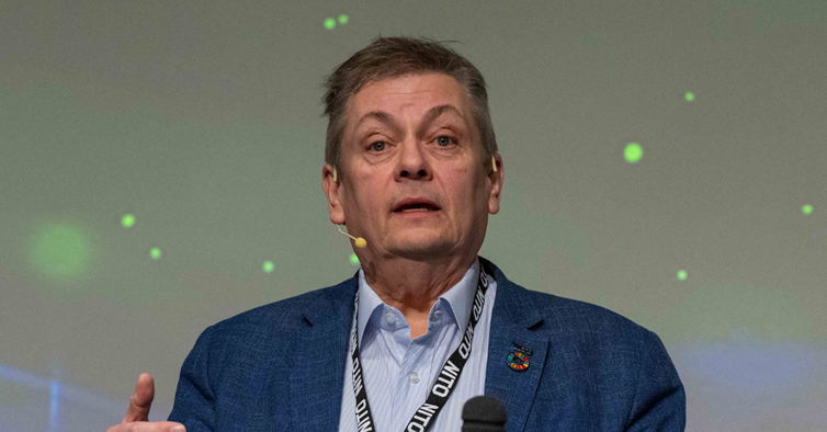 Trond Markussen, president i NITO snakkende på talerstolen i skjorte og blazer
