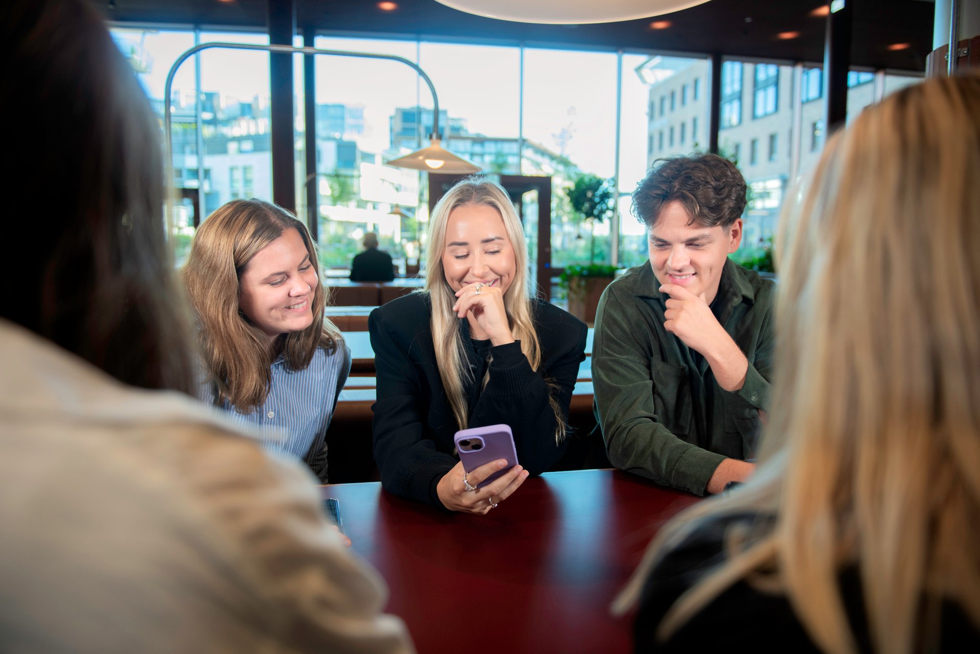  En gruppe med unge nyansatte sitter sammen og blir kjent med hverandre. Luca Kleve Ruud