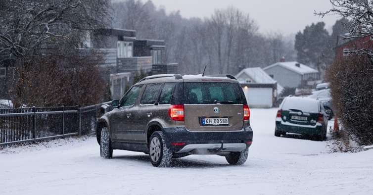 Bilde av bil på vinterføre