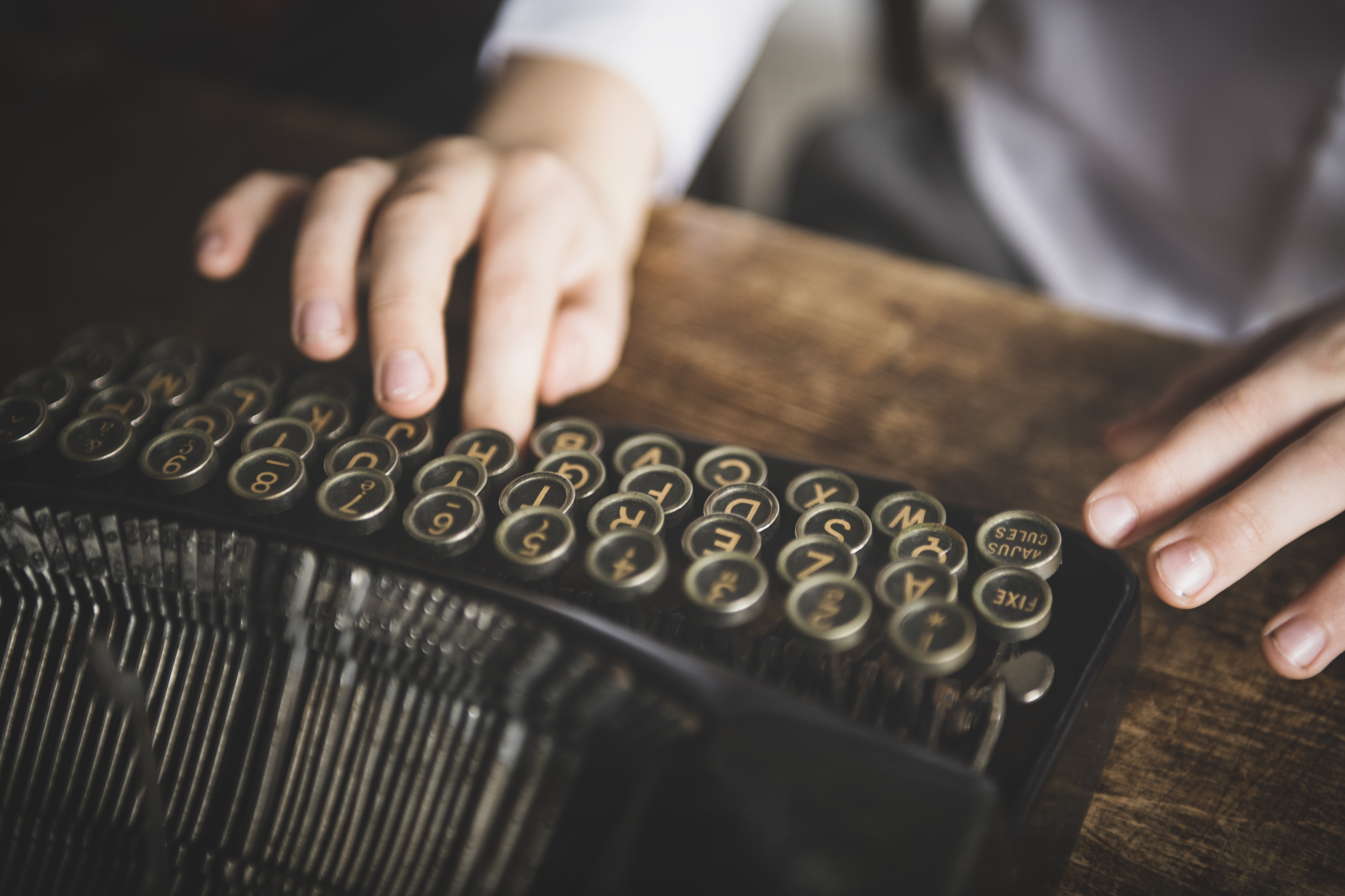 Illustration photo - Close-up of a hand typing on a vintage typewriter Copy rights: Getty Images