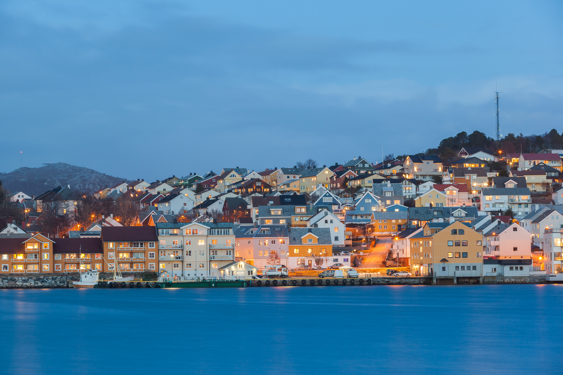  Illustrasjonsfoto - Norges naturlandskap om natten i byen Kristiansund, Norge