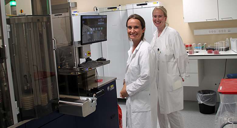 Bioingeniørene Lene A. Bøen og Hilde V. Hansen ved medisinsk mikrobiologi arbeider med WASPlab.