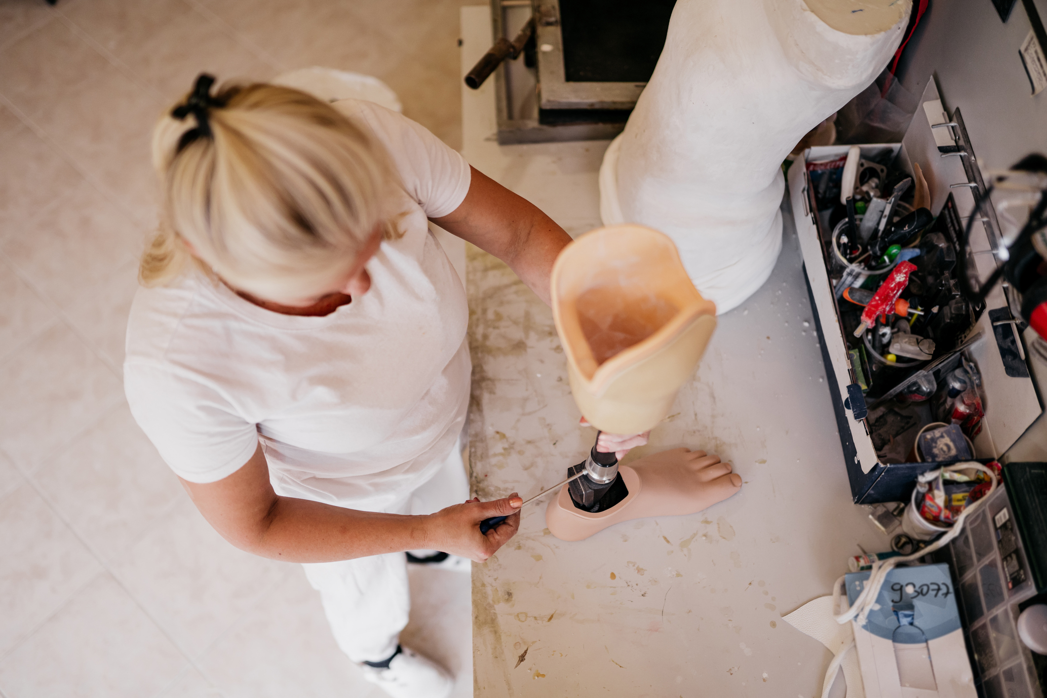 Kvinne som jobber med en benprotose