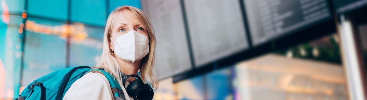 Kvinne med ansiktsmaske på reise. Foto: GettyImages