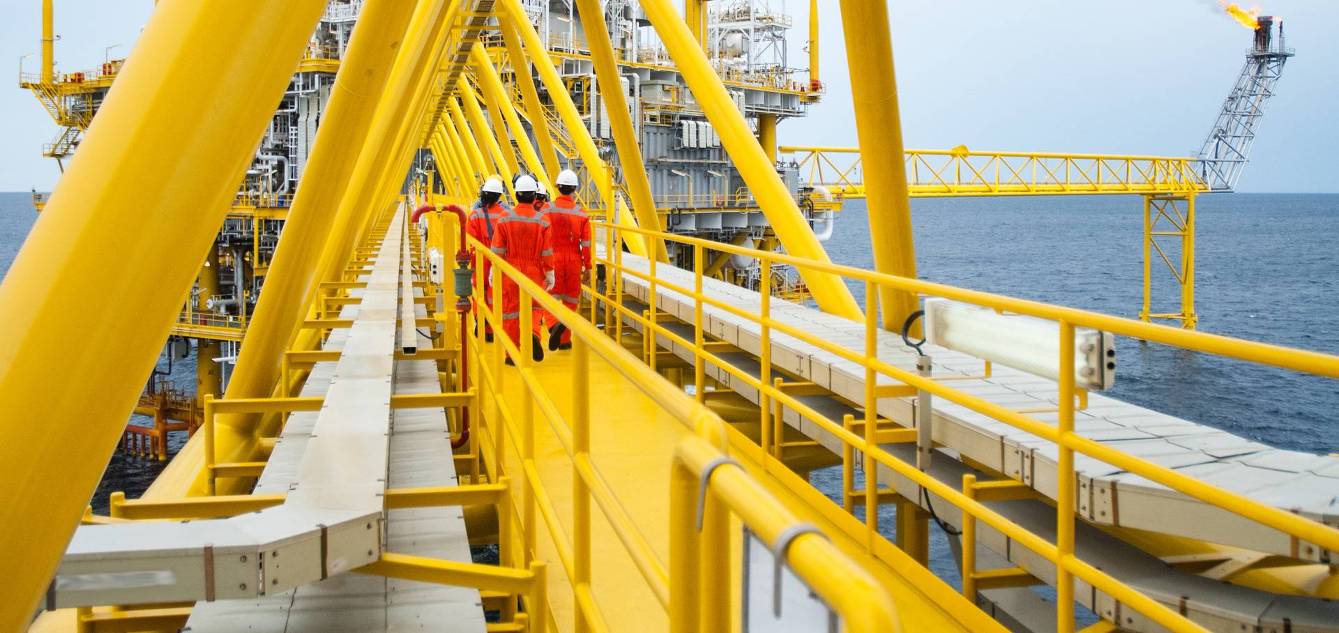 Bildet viser utsnitt av en oljeplattform